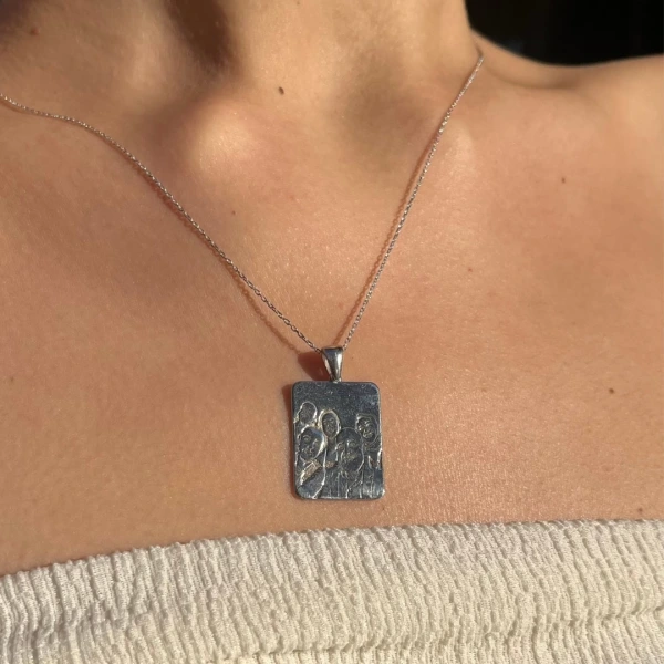 Kesik Plaka Çizgisel Portre Kolye | 925 Gümüş