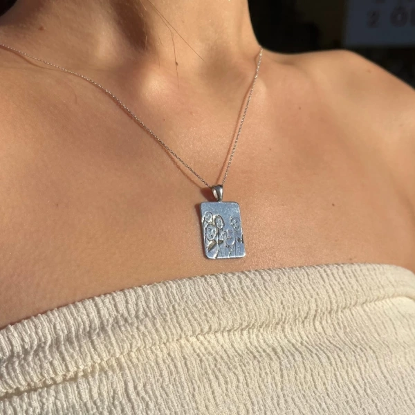 Kesik Plaka Çizgisel Portre Kolye | 925 Gümüş