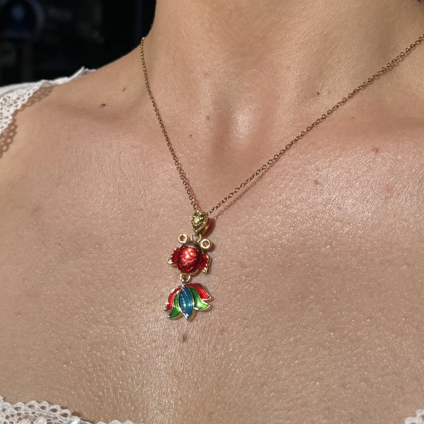 Lotus Çiçekli Kırmızı Balık Kolye