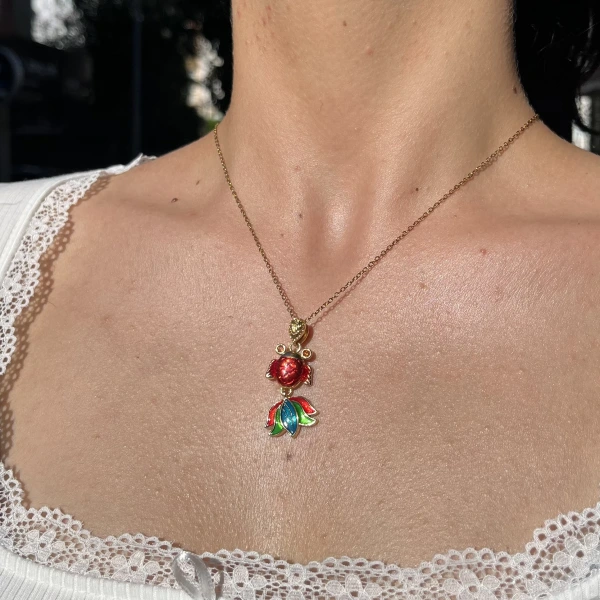 Lotus Çiçekli Kırmızı Balık Kolye