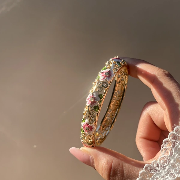 Saten Pembe Çiçekli Mineli Bileklik