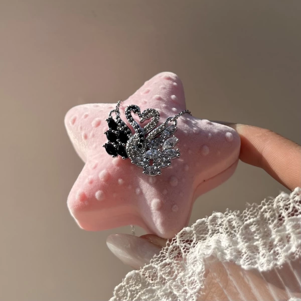 Siyah ve Beyaz Swarovski Kuğu Kolye I Çelik