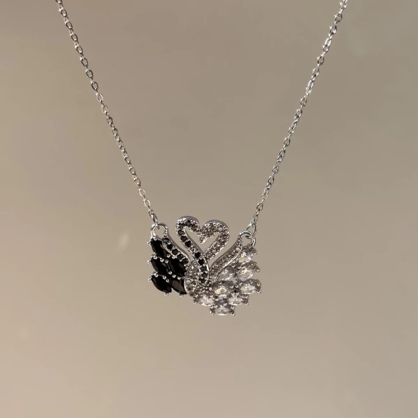 Siyah ve Beyaz Swarovski Kuğu Kolye I Çelik
