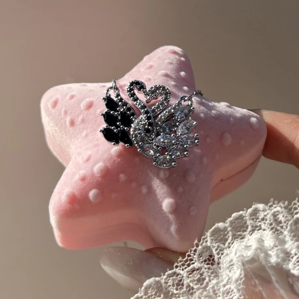 Siyah ve Beyaz Swarovski Kuğu Kolye I Çelik