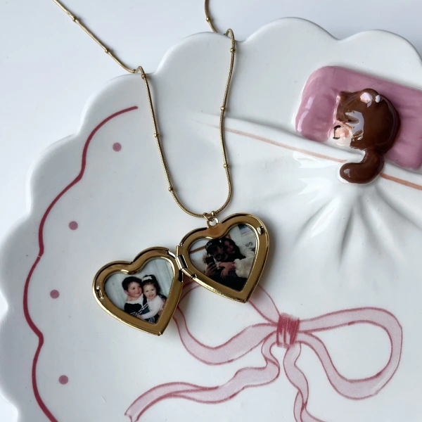 Taş Detaylı ve Çift Fotoğraflı İşlemeli Kapaklı Kalp Kolye | (2,1 cm)