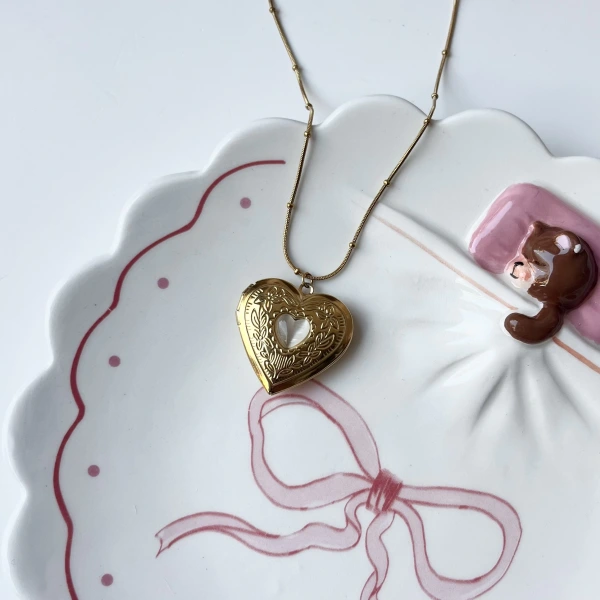 Taş Detaylı ve Çift Fotoğraflı İşlemeli Kapaklı Kalp Kolye | (2,1 cm)