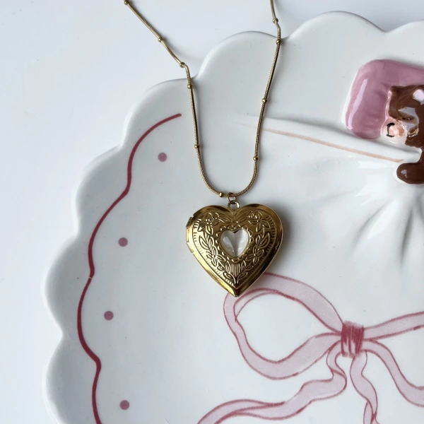 Taş Detaylı ve Çift Fotoğraflı İşlemeli Kapaklı Kalp Kolye | (2,1 cm)