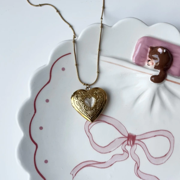 Taş Detaylı ve Çift Fotoğraflı İşlemeli Kapaklı Kalp Kolye | (2,1 cm)