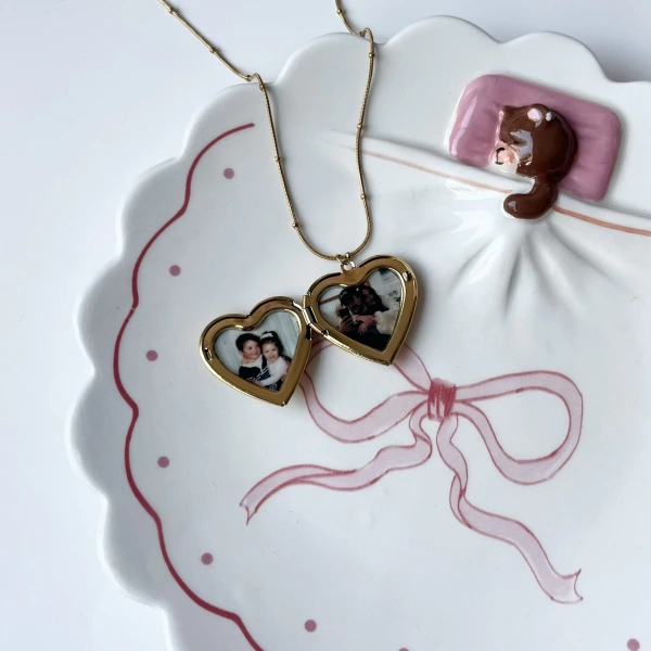 Taş Detaylı ve Çift Fotoğraflı İşlemeli Kapaklı Kalp Kolye | (2,1 cm)