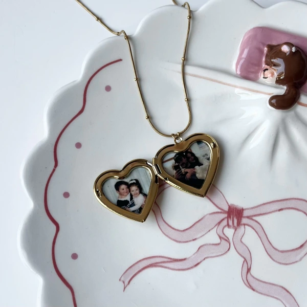 Taş Detaylı ve Çift Fotoğraflı İşlemeli Kapaklı Kalp Kolye | (2,1 cm)