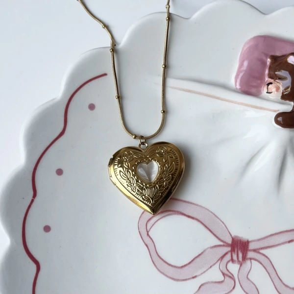 Taş Detaylı ve Çift Fotoğraflı İşlemeli Kapaklı Kalp Kolye | (2,1 cm)