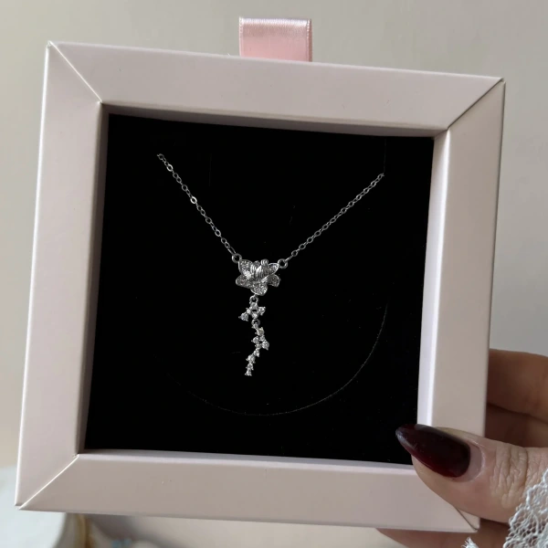 Whispering Petal Kolye