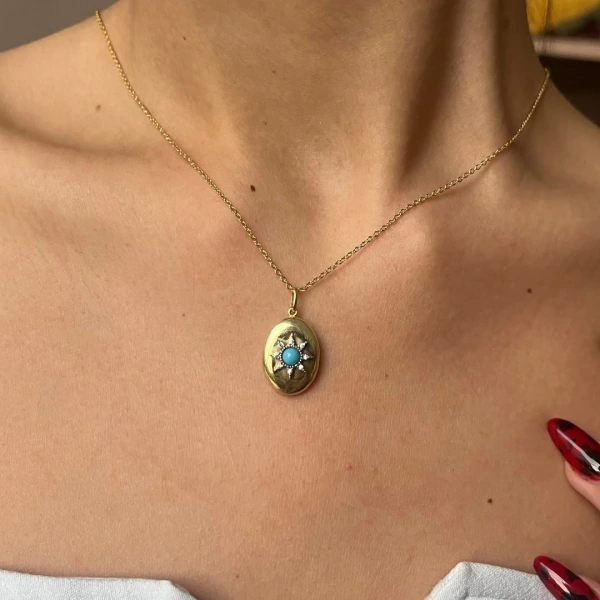 Yazılı Oval Desenli Kapaklı Gümüş Kolye