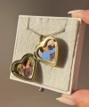 Çiçek Desenli Arka Kapak Yazılı Fotoğraflı Kalp Kolye (2,1 cm)