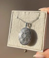 Desenli Kapak Fotoğraflı Oval Kolye (2,3 cm)