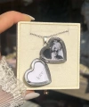 Desenli Kapaklı Çift Fotoğraflı Kolye (2,1 cm)