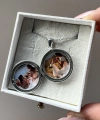 Yuvarlak Desenli Çift Fotoğraflı Kolye(2 cm)