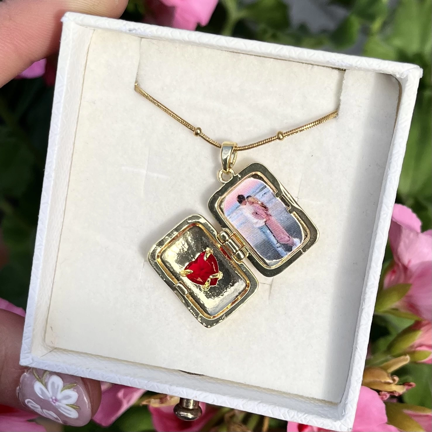 Kırmızı Kalpli Kapaklı Fotoğraflı Kolye (1,6 cm)