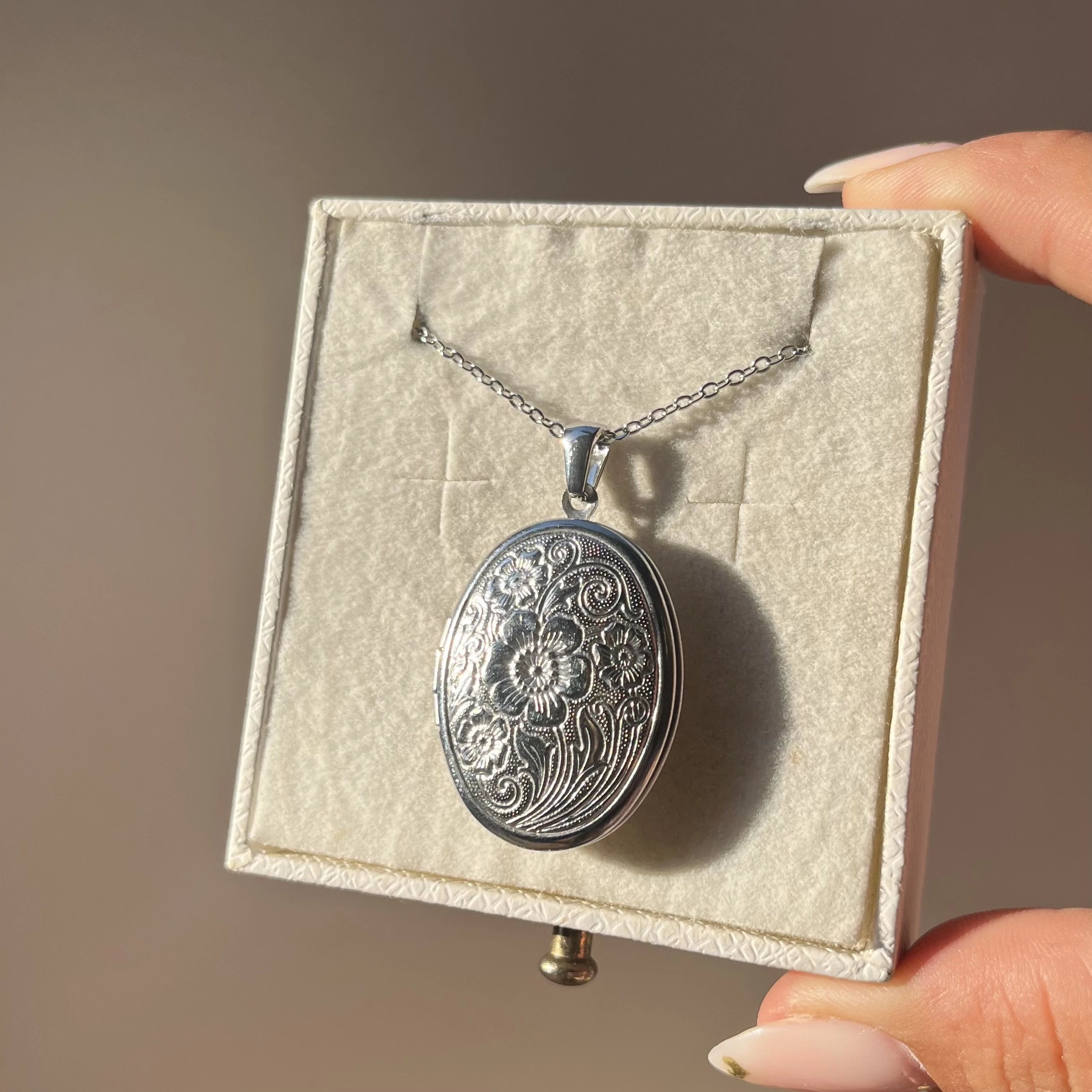 Desenli Kapak Fotoğraflı Oval Kolye (2,3 cm)