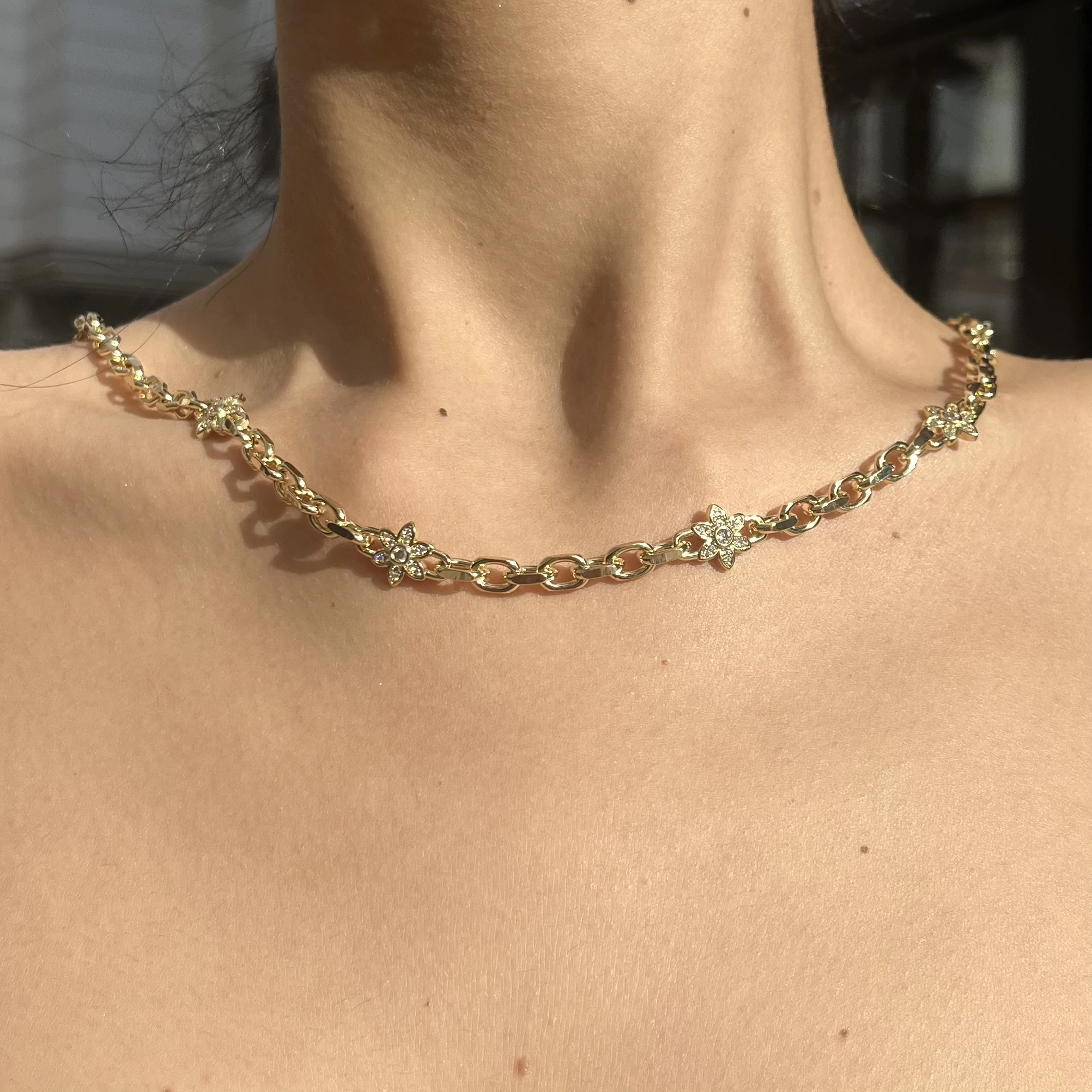 Çiçek Motifli Choker Kolye