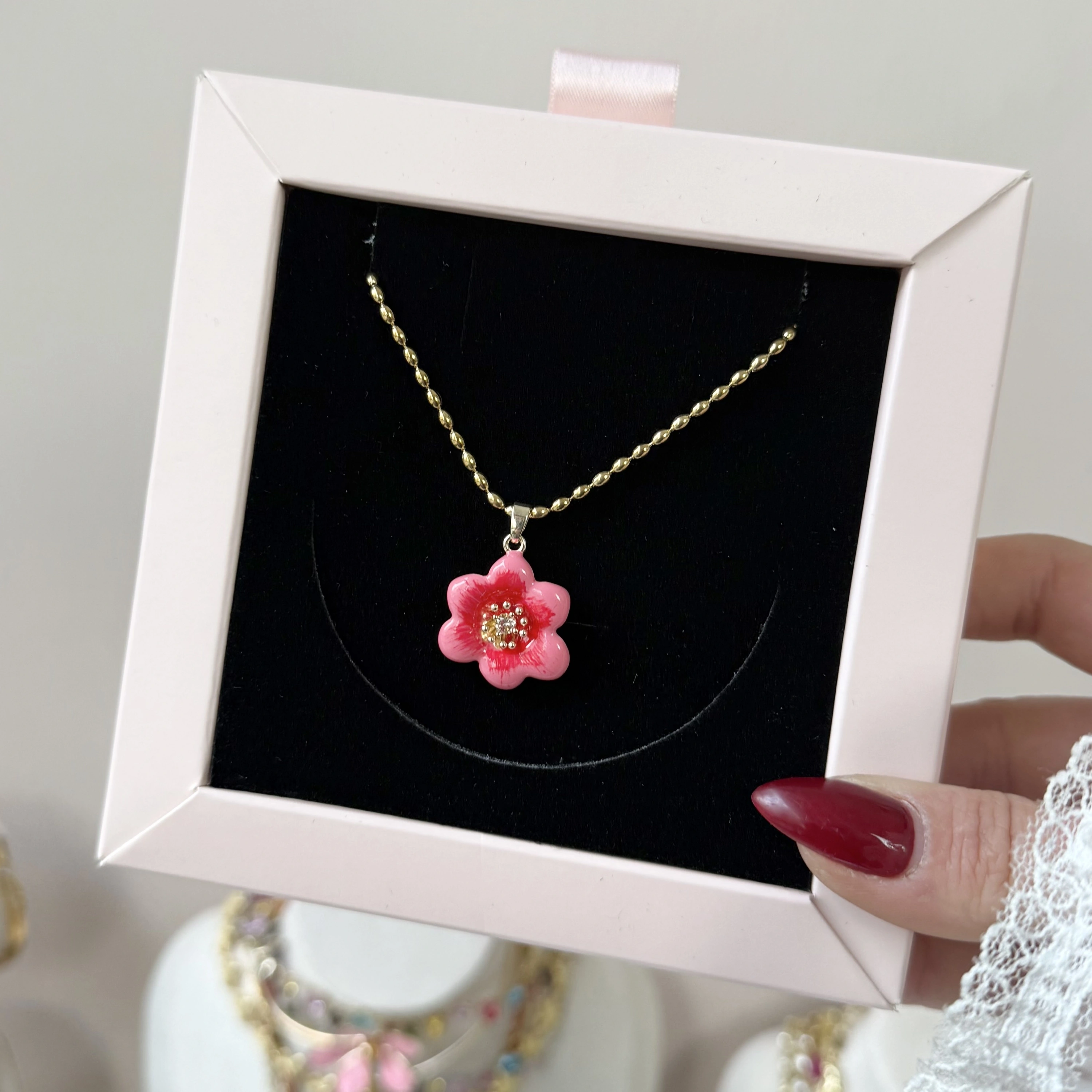 Pembe Mine Çiçek Kolye