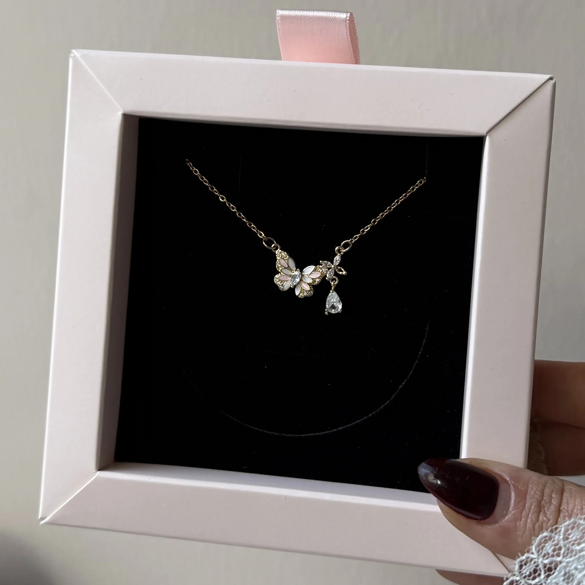 Taşlı Minimal Kelebek Kolye