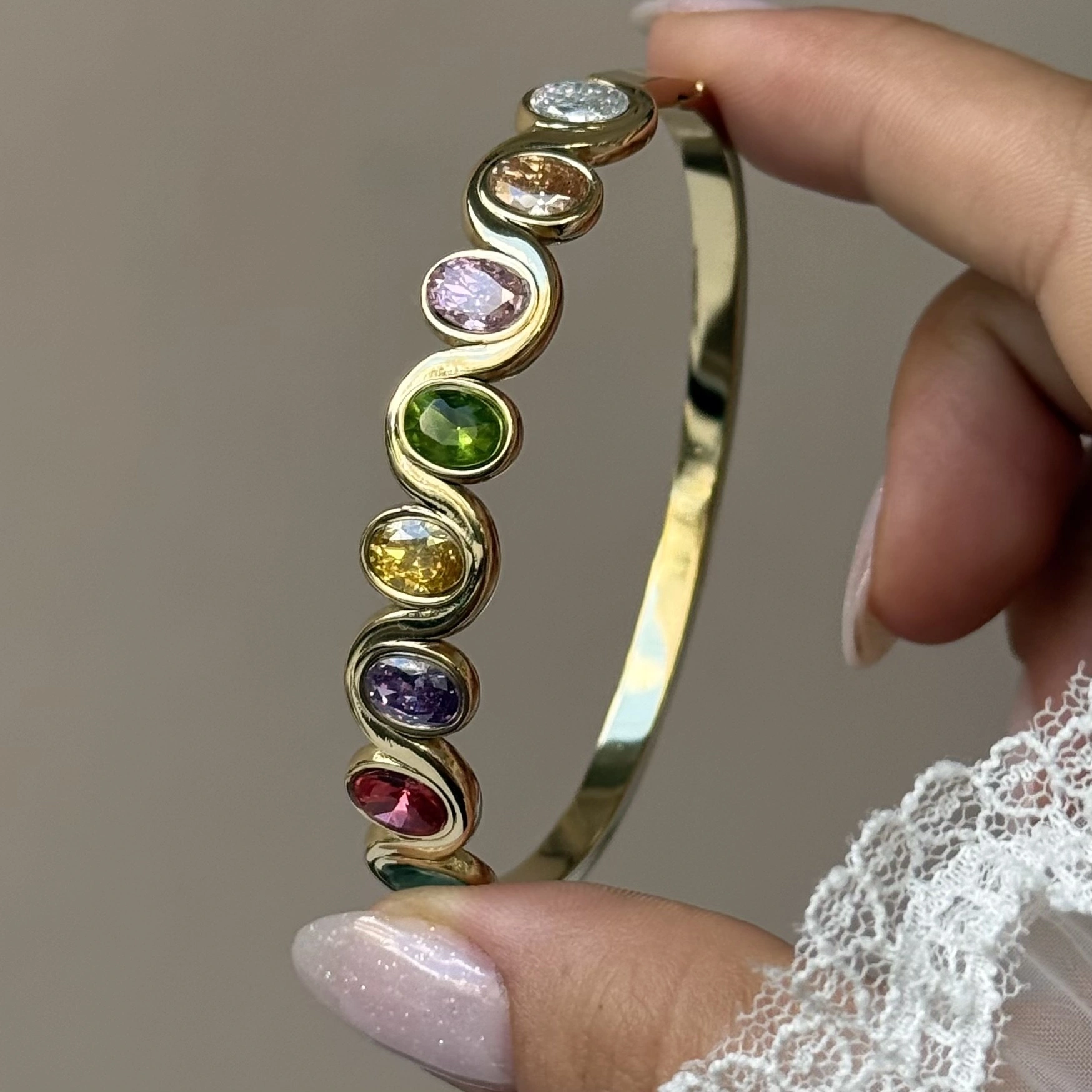 Renkli Oval Taşlı Kelepçe
