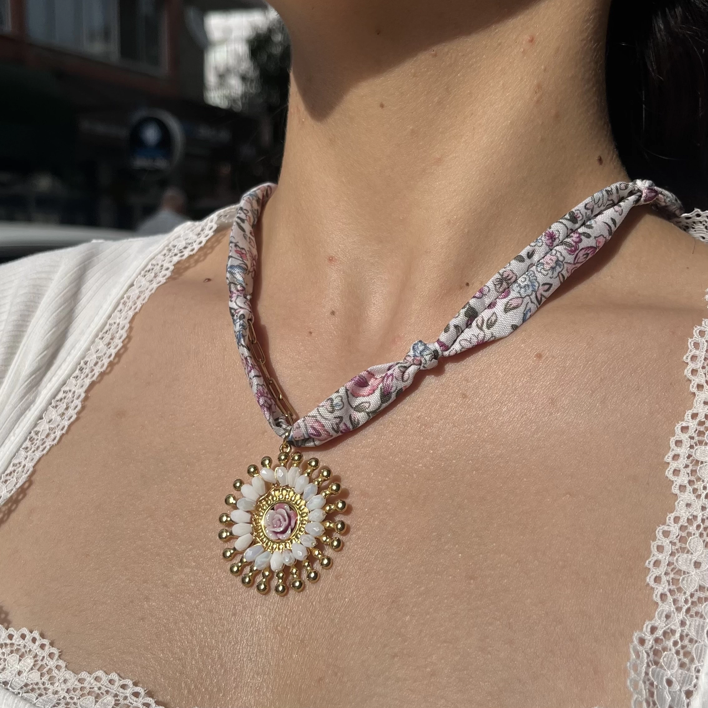 Beyaz Fularlı Çiçek Kolye