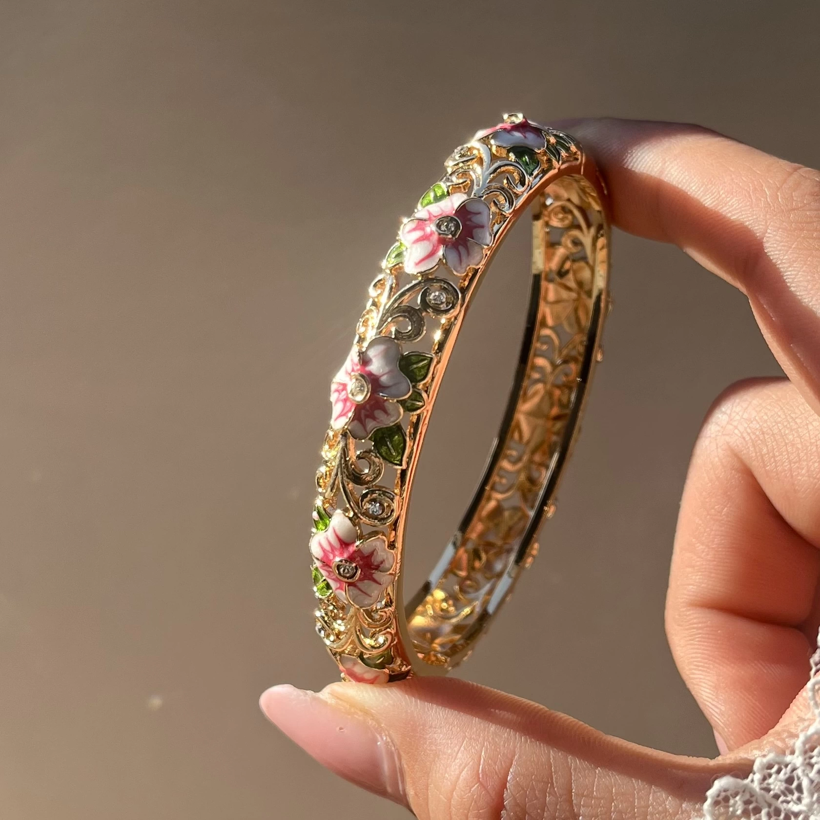 Saten Pembe Çiçekli Mineli Bileklik