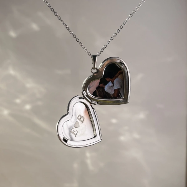 Kapaklı Çift Harfli ve Fotoğraflı Kalp Kolye(2,1 cm)