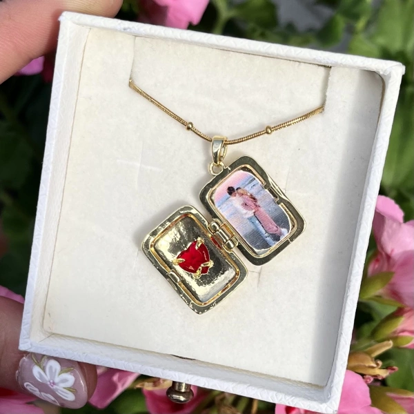 Kırmızı Kalpli Kapaklı Fotoğraflı Kolye (1,6 cm)