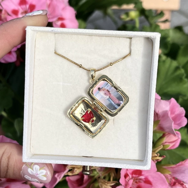 Kırmızı Kalpli Kapaklı Fotoğraflı Kolye (1,6 cm)