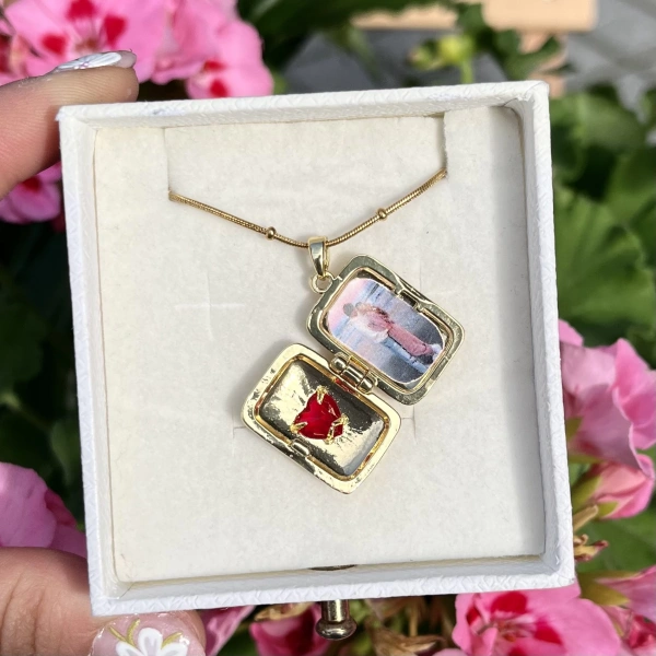 Kırmızı Kalpli Kapaklı Fotoğraflı Kolye (1,6 cm)
