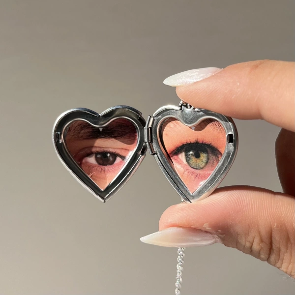 Desenli Kapaklı Çift Fotoğraflı Kolye (2,1 cm)