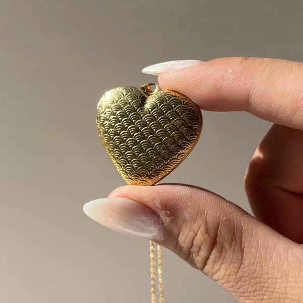 Desenli Kapaklı Çift Fotoğraflı Kolye (2,1 cm)