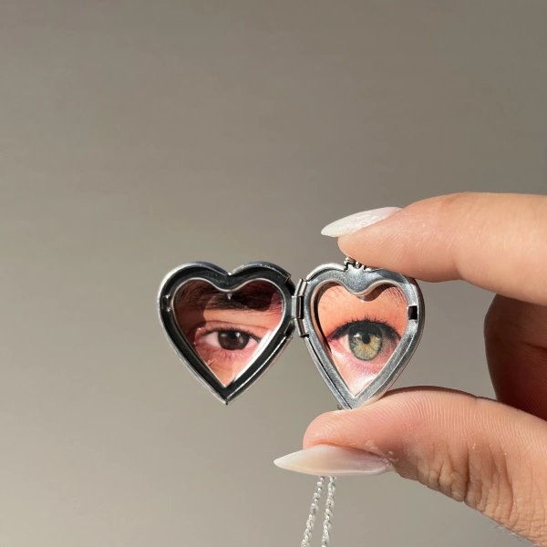 Desenli Kapaklı Çift Fotoğraflı Kolye (2,1 cm)