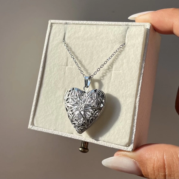 Yazılı ve Fotoğraflı Kapaklı Kafes Kalp Kolye (1,9 cm)