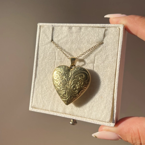 Çiçek Desenli Arka Kapak Yazılı Fotoğraflı Kalp Kolye (2,1 cm)