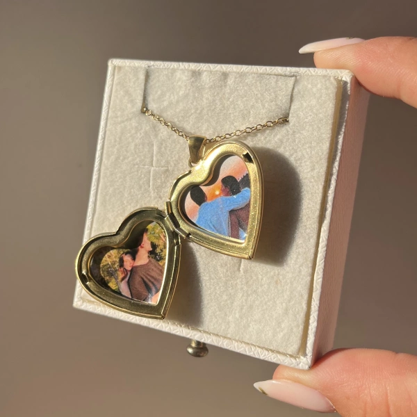 Çiçek Desenli Arka Kapak Yazılı Fotoğraflı Kalp Kolye (2,1 cm)