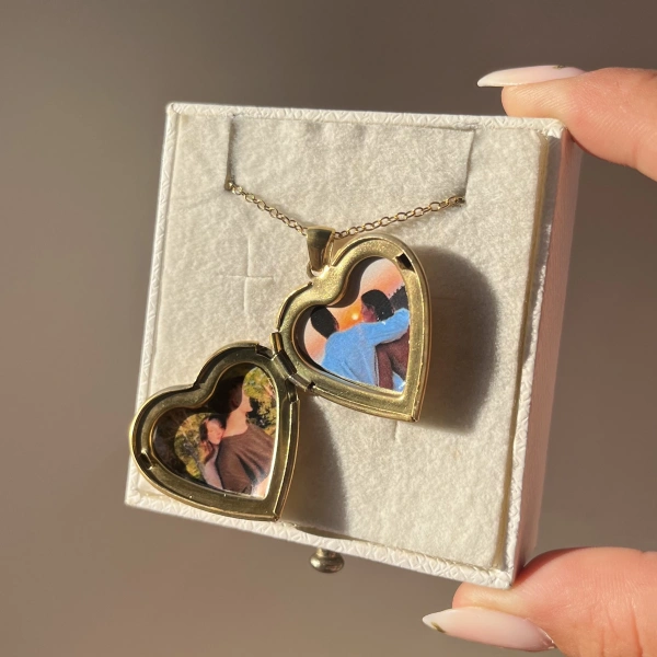 Çiçek Desenli Arka Kapak Yazılı Fotoğraflı Kalp Kolye (2,1 cm)