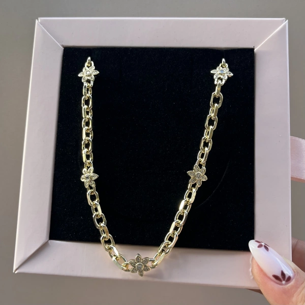 Çiçek Motifli Choker Kolye