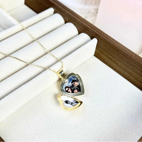 Desenli Kapaklı Fotoğraflı Kalp Kolye ( 1.8 cm )