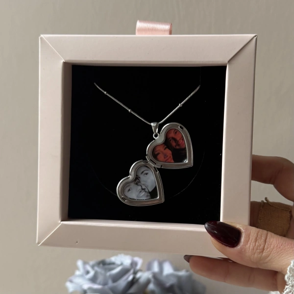 Kırmızı Taş Detaylı ve Çift Fotoğraflı İşlemeli Kapaklı Kalp Kolye | (2,1 cm)
