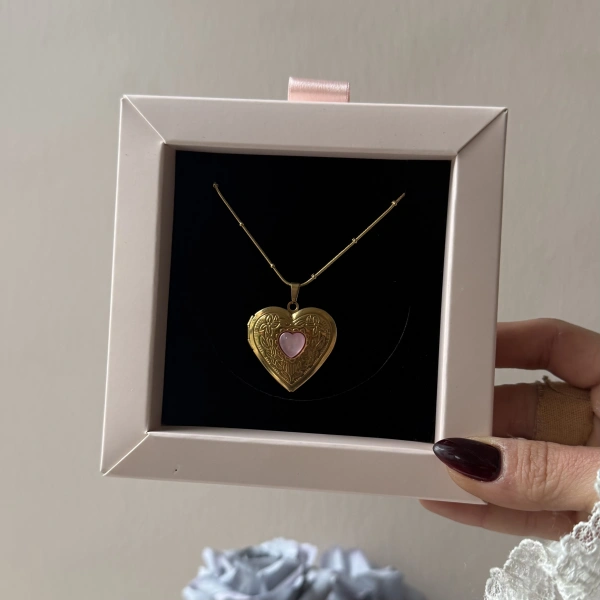 Pembe Taş Detaylı ve Çift Fotoğraflı İşlemeli Kapaklı Kalp Kolye | (2,1 cm)