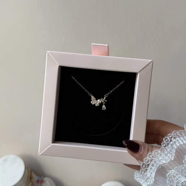 Taşlı Minimal Kelebek Kolye