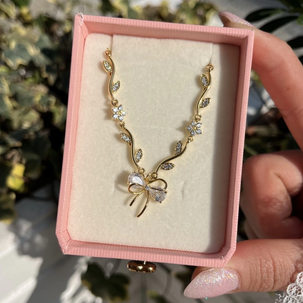 Beyaz Tulip Gardenia Kurdale Kolye