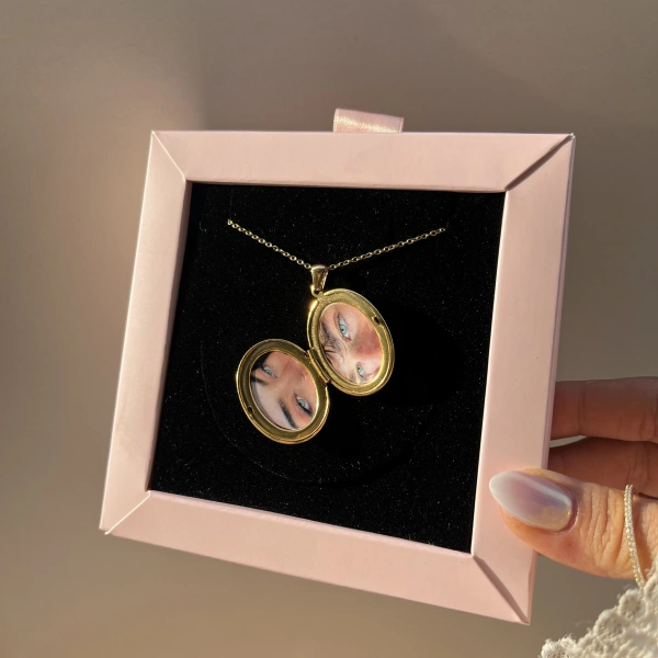 Desenli Kapak Fotoğraflı Oval Kolye (2,3 cm)