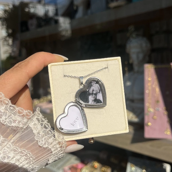 Desenli Kapaklı Çift Fotoğraflı Kolye (2,1 cm)