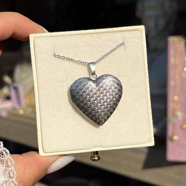 Desenli Kapaklı Çift Fotoğraflı Kolye (2,1 cm)