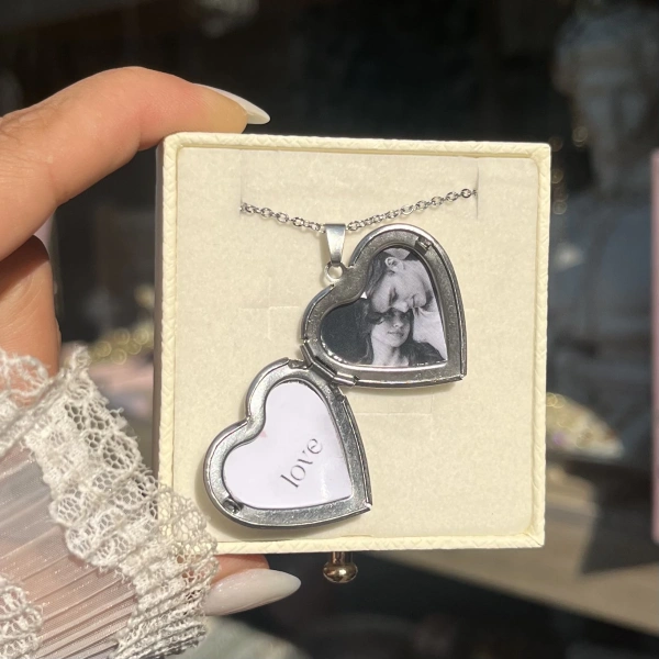 Desenli Kapaklı Çift Fotoğraflı Kolye (2,1 cm)